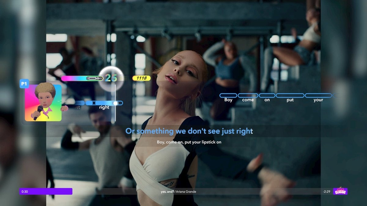 Ariana Grande in een videoclip. Tekst op het scherm. P1 zingt met een microfoon.