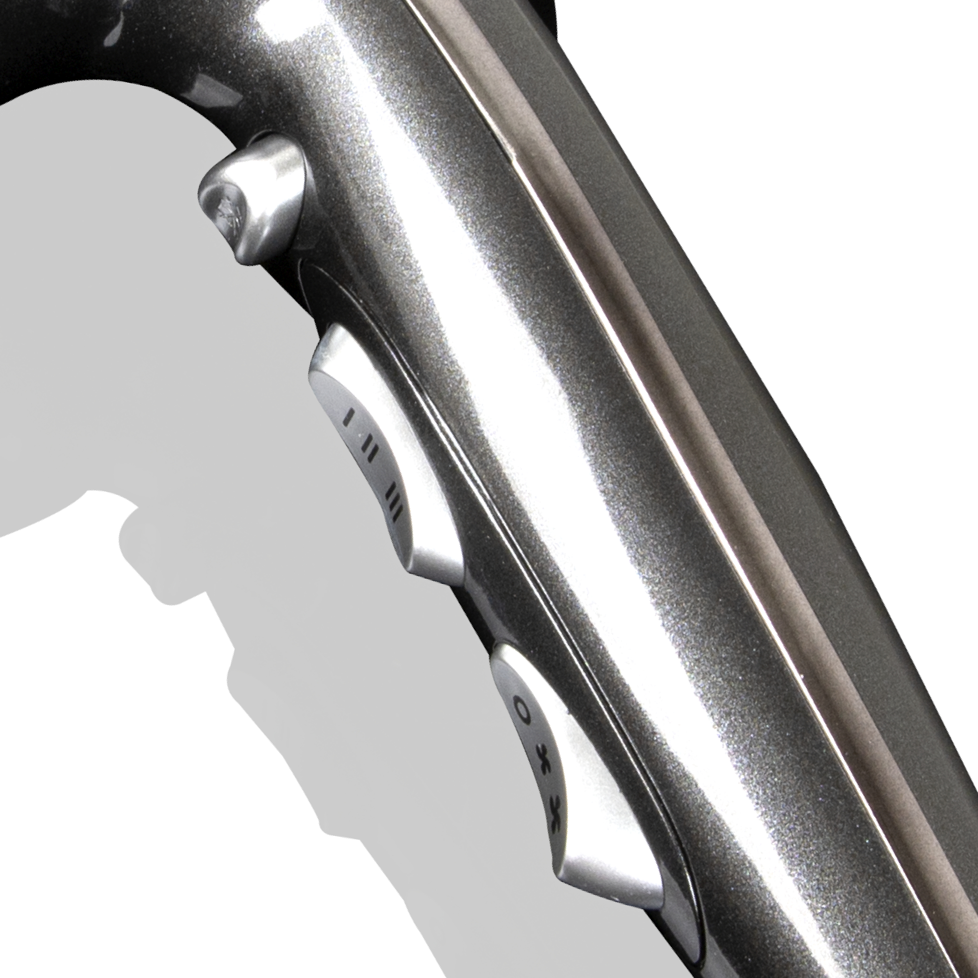 Zbliżenie srebrnego urządzenia z przyciskami, ustawione pod kątem na białym tle z cieniem.