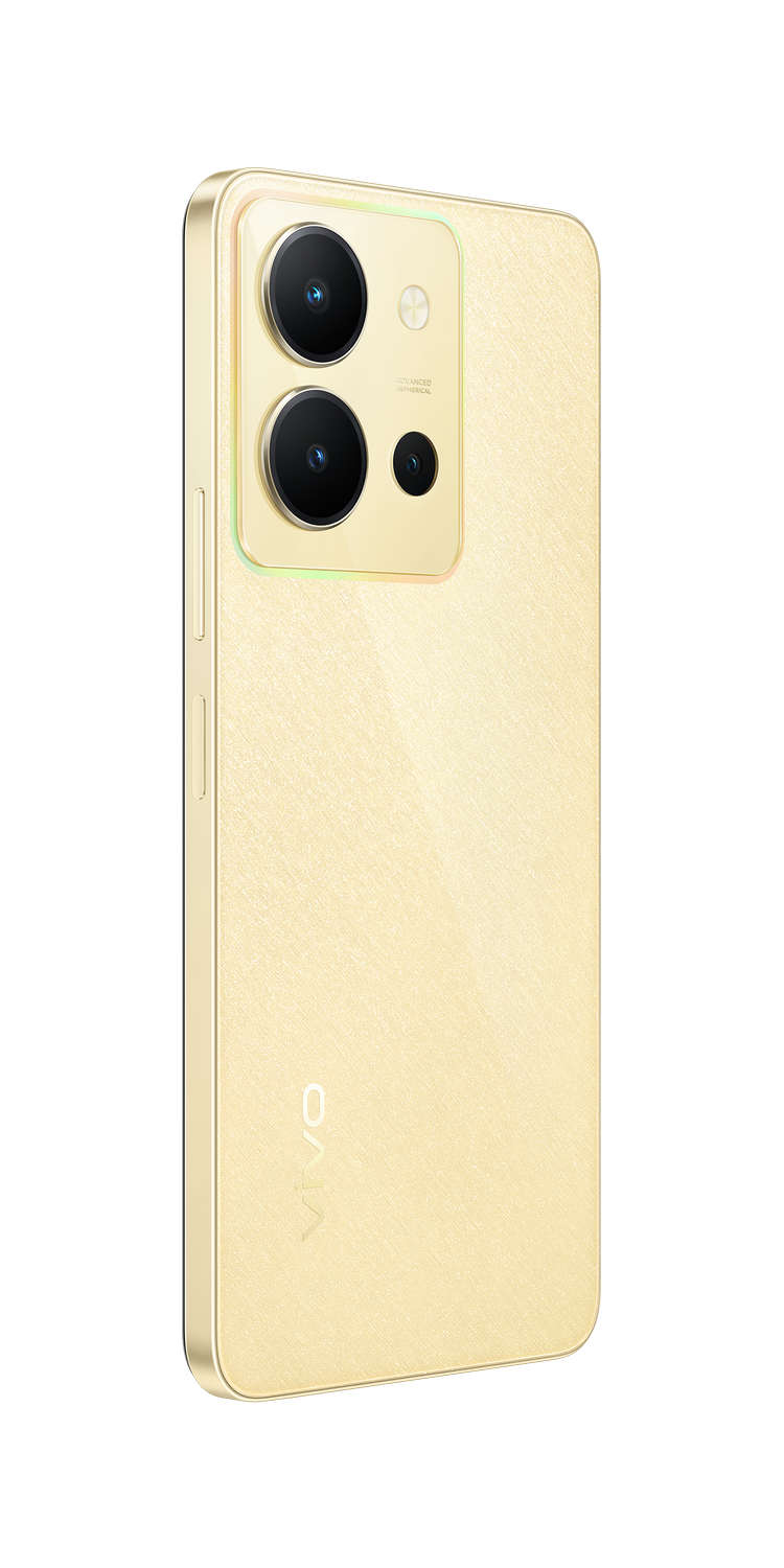 Teléfono dorado con tres cámaras traseras. El teléfono está en ángulo y aislado en negro.