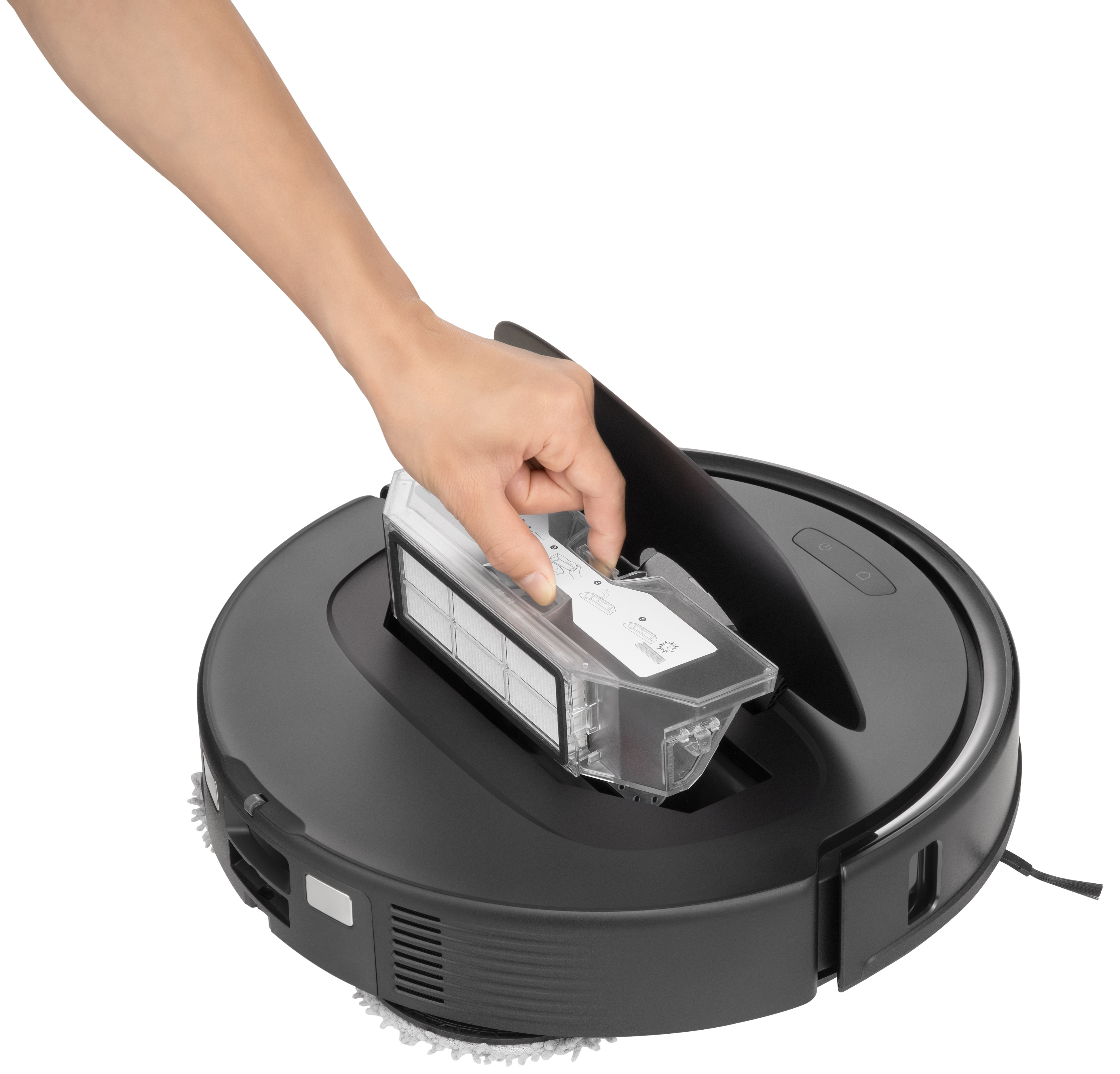 Ręka wkładająca filtr do czarnego, okrągłego robota odkurzacza.