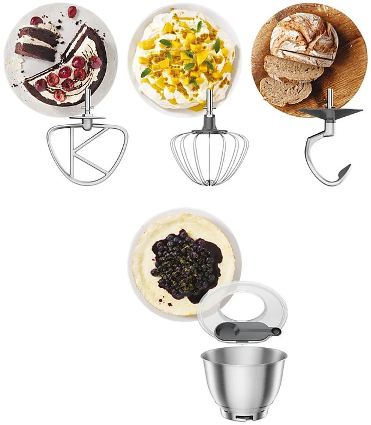 Mixeur de cuisine avec accessoires et échantillons de nourriture. Gâteau, pain et crème sont visibles.