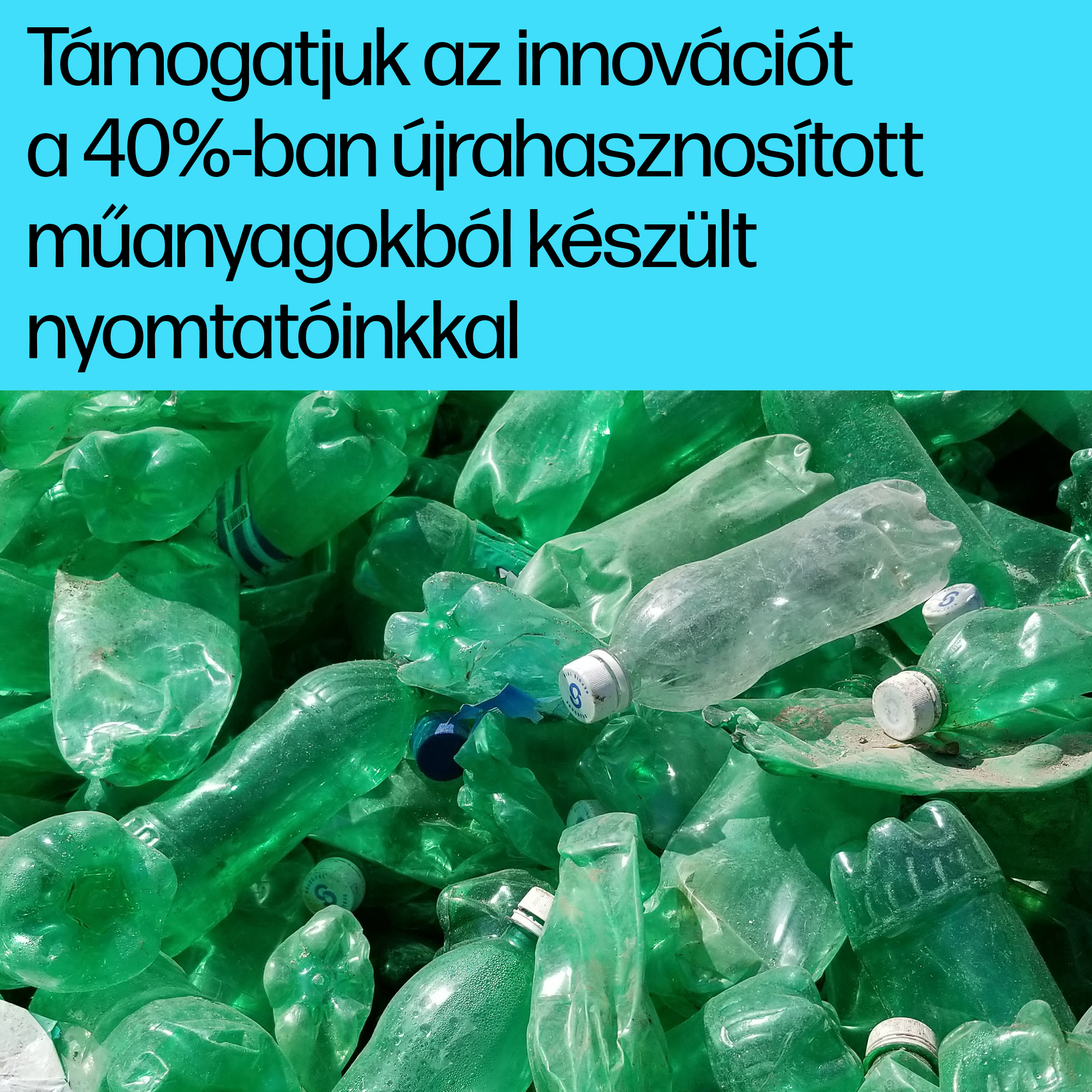Zöld műanyag palackok egy halomban, újrahasznosításról szóló szöveggel. Kék háttér.