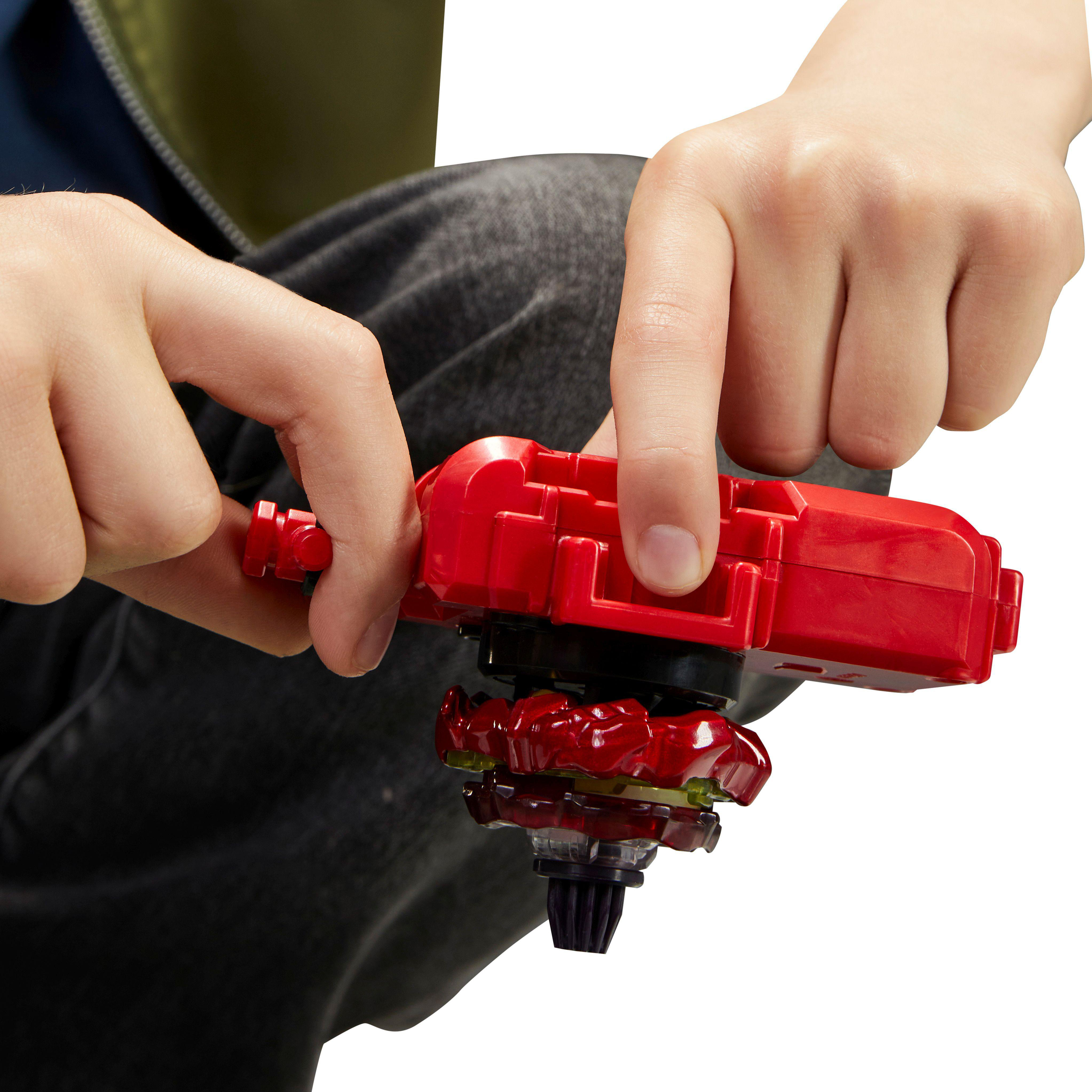 Hände, die ein rotes und schwarzes Beyblade-Spielzeug halten.