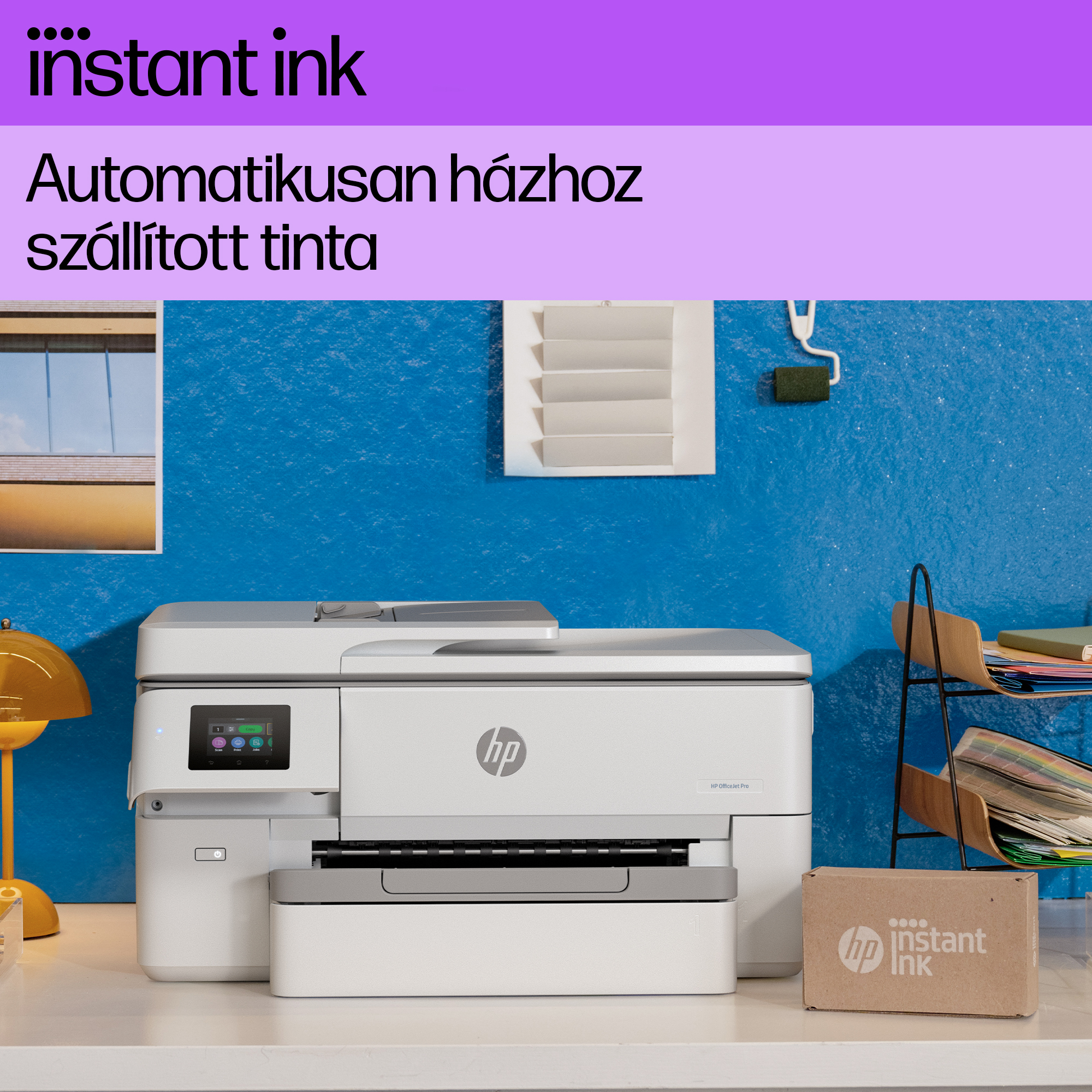 Egy fehér nyomtató HP logóval egy íróasztalon. Főcím: instant ink. Szöveg: Automatikusan szállított tinta.