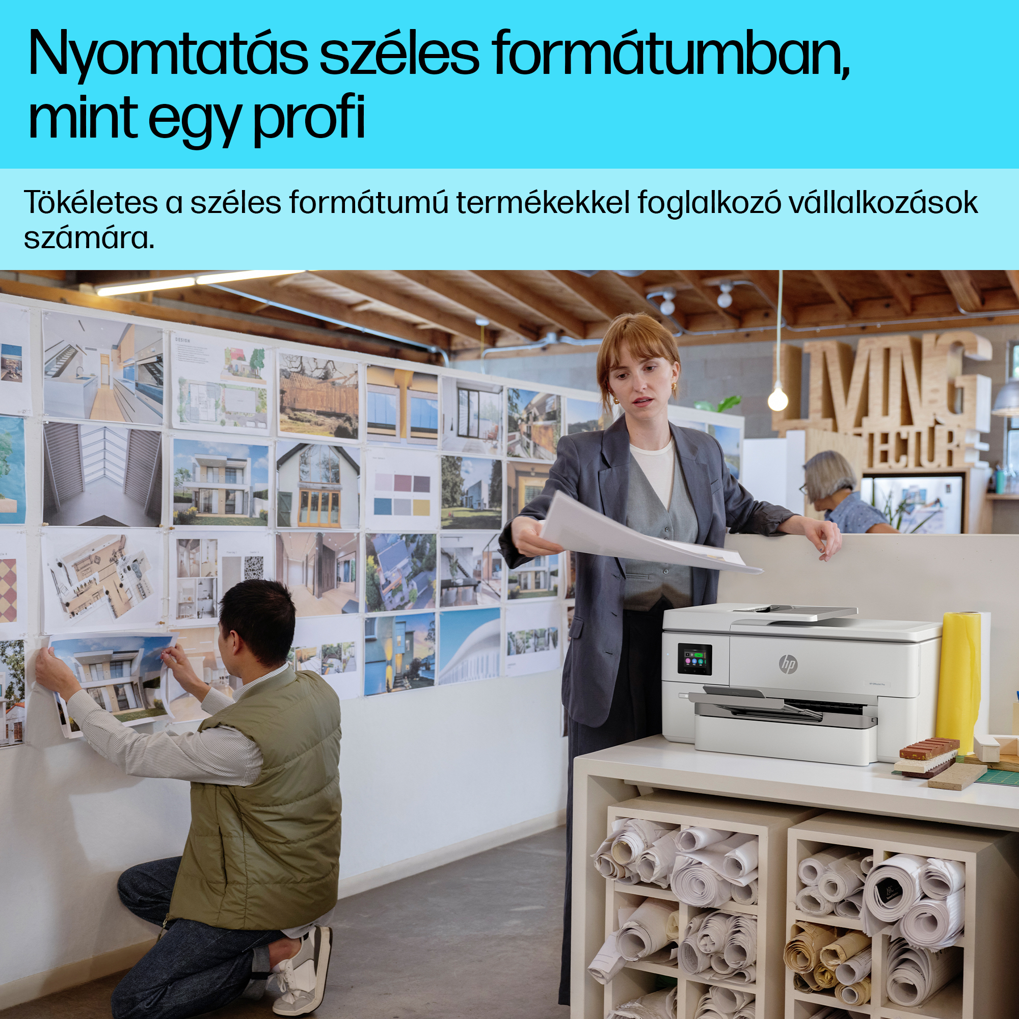 Furby játék egy dobozban, és egy Furby játék zöld, kék és lila színekkel.