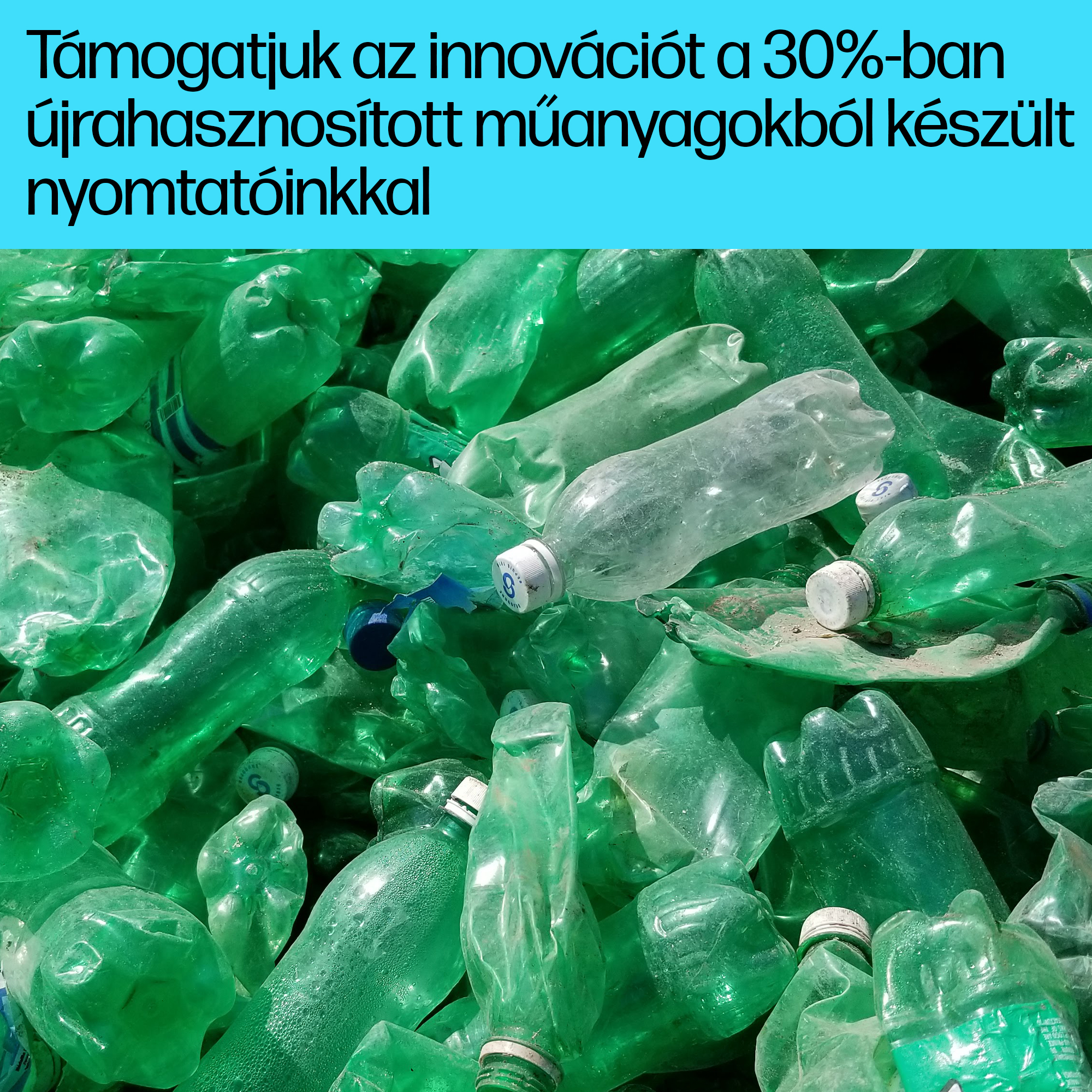 Zöld műanyag palackok. Magyar szöveg a újrahasznosított anyagok támogatásáról.