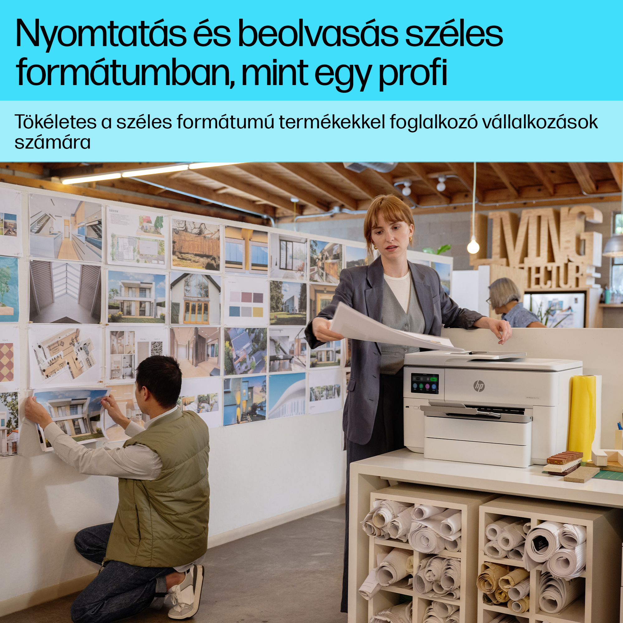 Emberek egy irodában, nyomtatott dolgokat és egy fehér nyomtatót néznek. A háttér elmosódott.