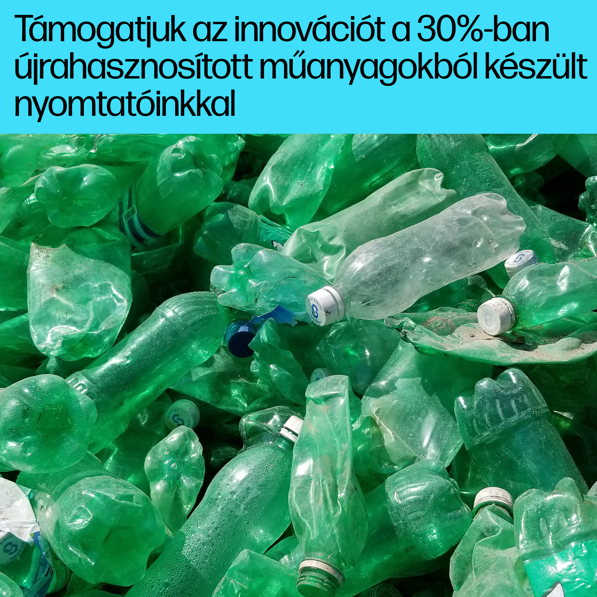 Zöld műanyag vizespalackok halmaza. Magyar szöveg az innovációról és újrahasznosításról.