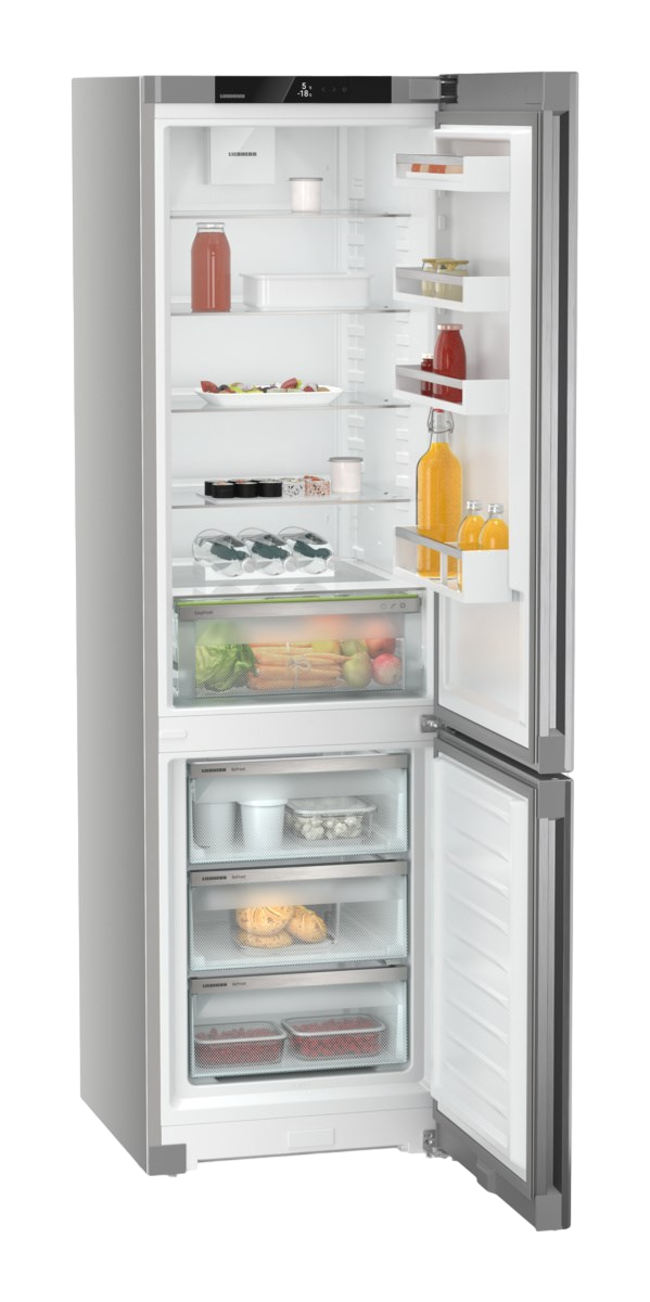 Geöffneter Kühlschrank mit Inhalt sichtbar.