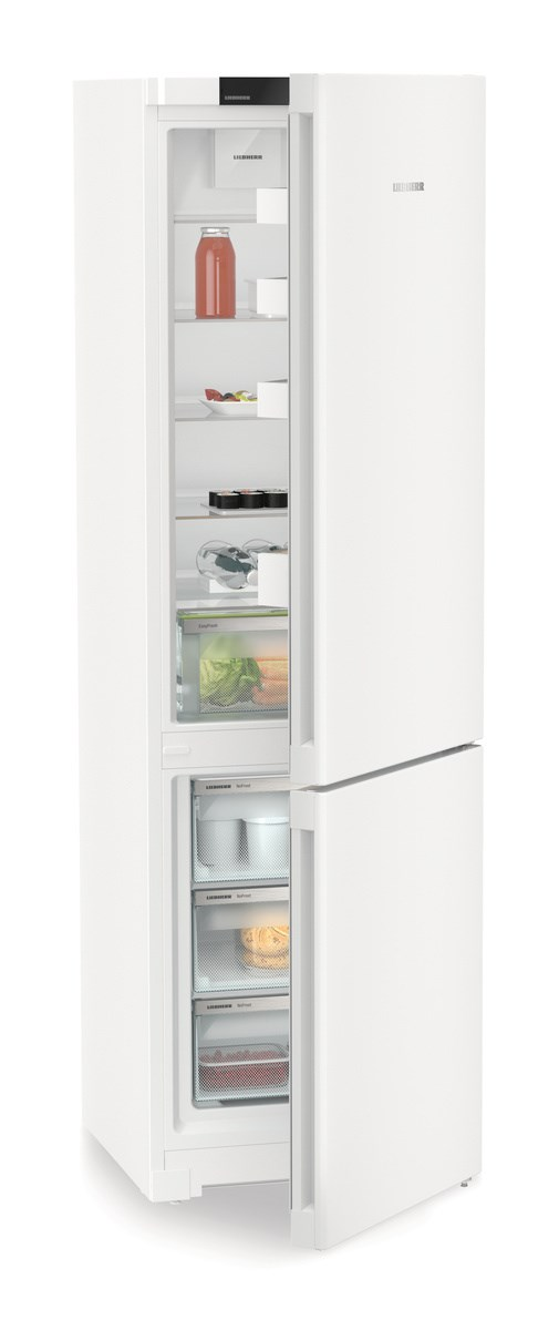 Weißer Kühlschrank mit offener Tür, die Regale mit Essen und Getränken zeigt.