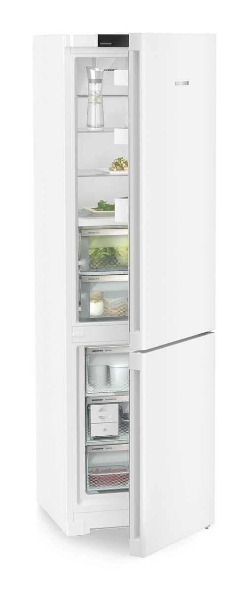 Weißer Kühlschrank mit geöffneten Türen, zeigt Regale mit Essen und Behältern.