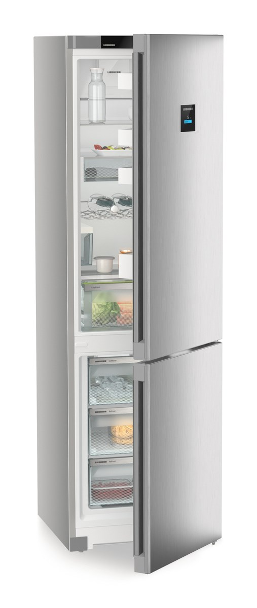 Kühlschrank aus Edelstahl, Tür offen. Innenraum des Kühlschranks sichtbar. Lebensmittel sichtbar.