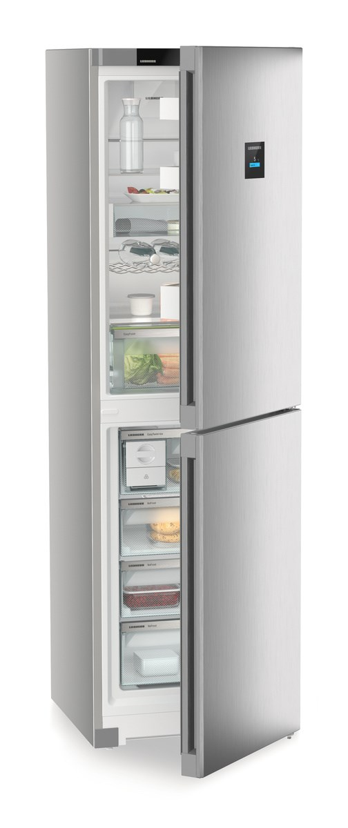 Edelstahlkühlschrank mit geöffneter Tür, die Regale und Inhalte zeigt.
