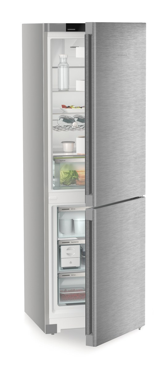 Kühlschrank aus Edelstahl, geöffnet, zeigt Regale mit Lebensmitteln. Weißer Hintergrund.