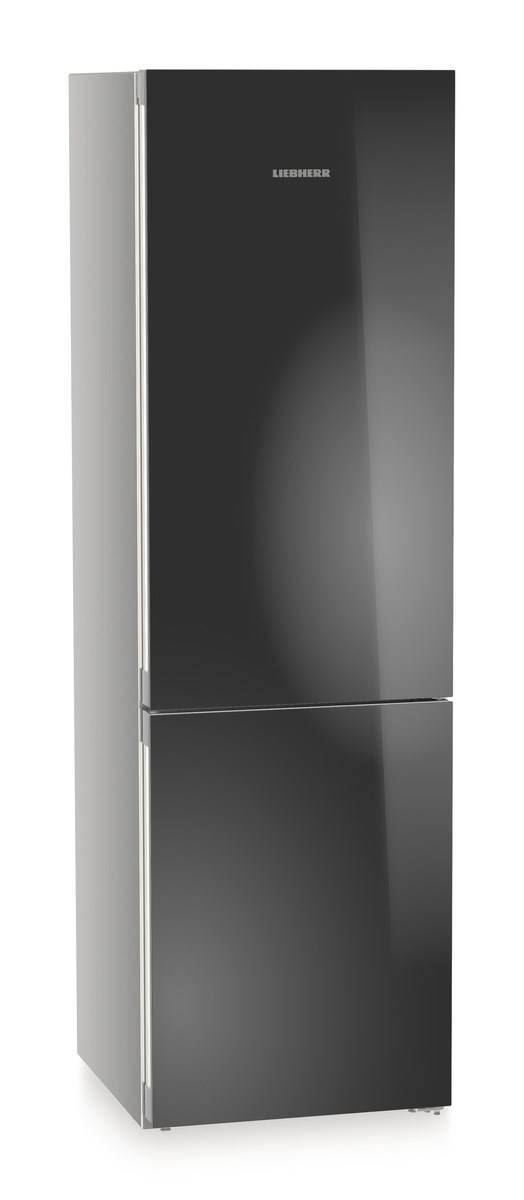 Ein hoher, schwarzer Kühlschrank mit silbernem Griff und dem Wort LIEBHERR.