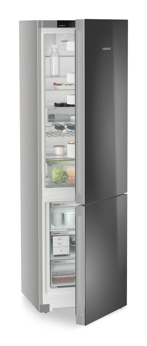 Ein Kühlschrank aus Edelstahl mit offener Tür, die Regale mit Lebensmitteln und Gegenständen zeigt.