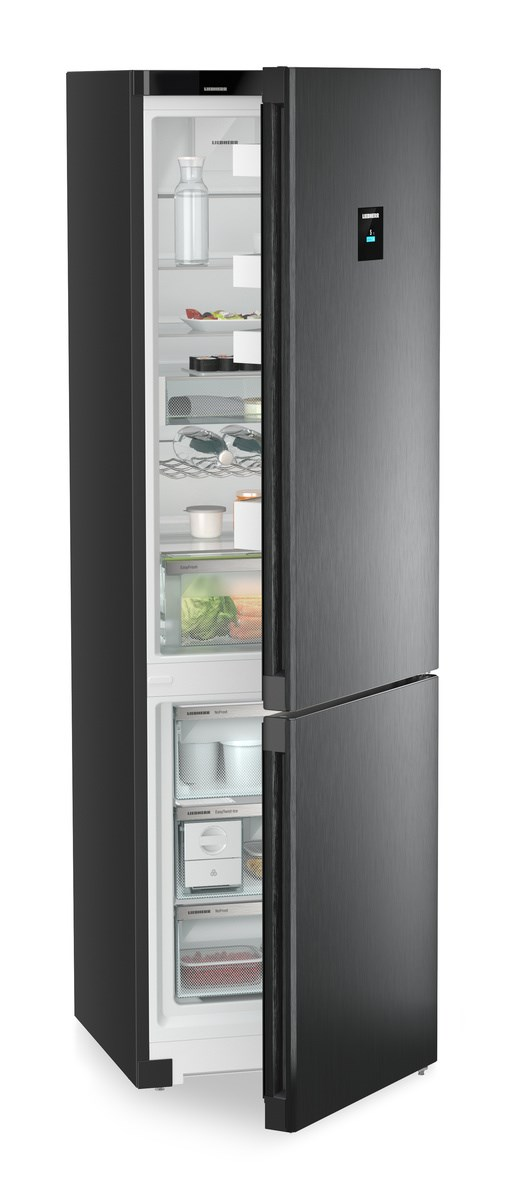 Ein schwarzer Liebherr Kühlschrank mit geöffneter Tür wird gezeigt.
