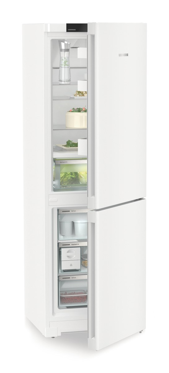 Ein weißer Kühlschrank mit offener Tür, die Regale mit Lebensmitteln und Getränken zeigt.