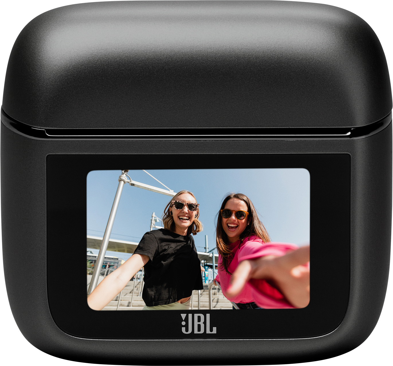 Custodia nera per cuffie JBL con uno schermo che mostra due donne che si fanno un selfie.