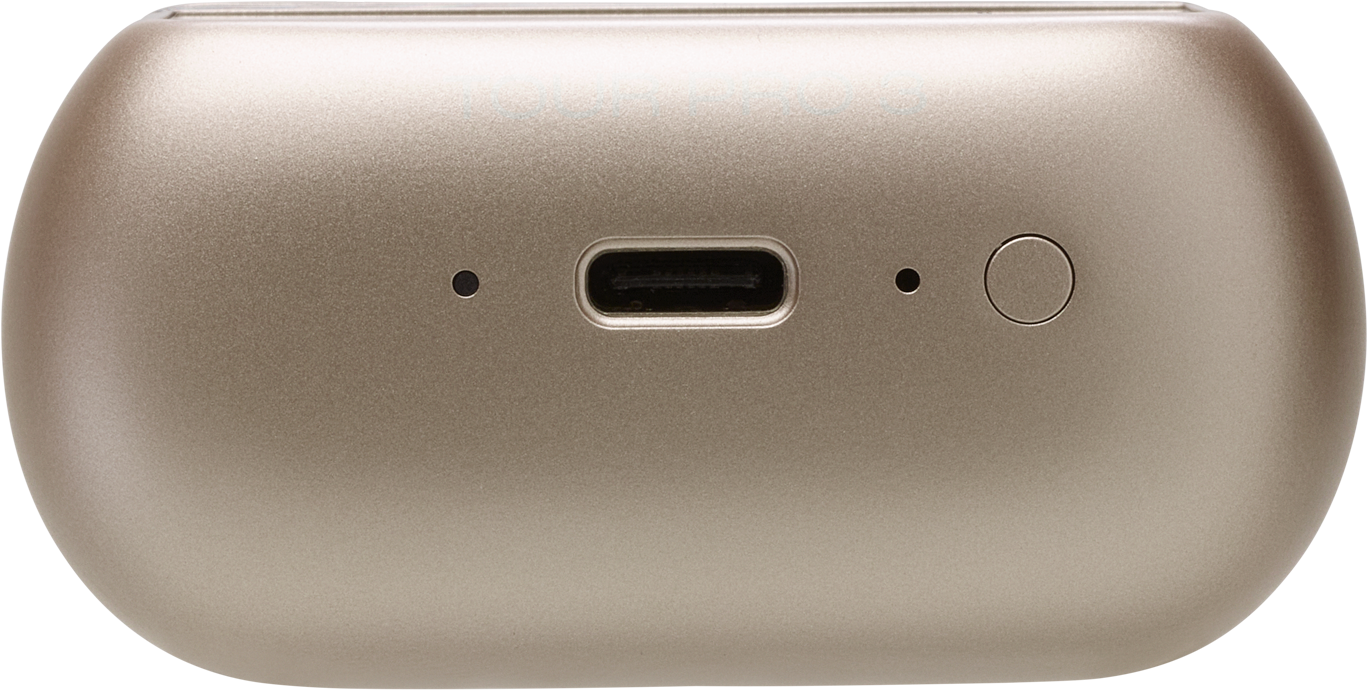 Una custodia di ricarica color oro con una porta USB-C e un pulsante.