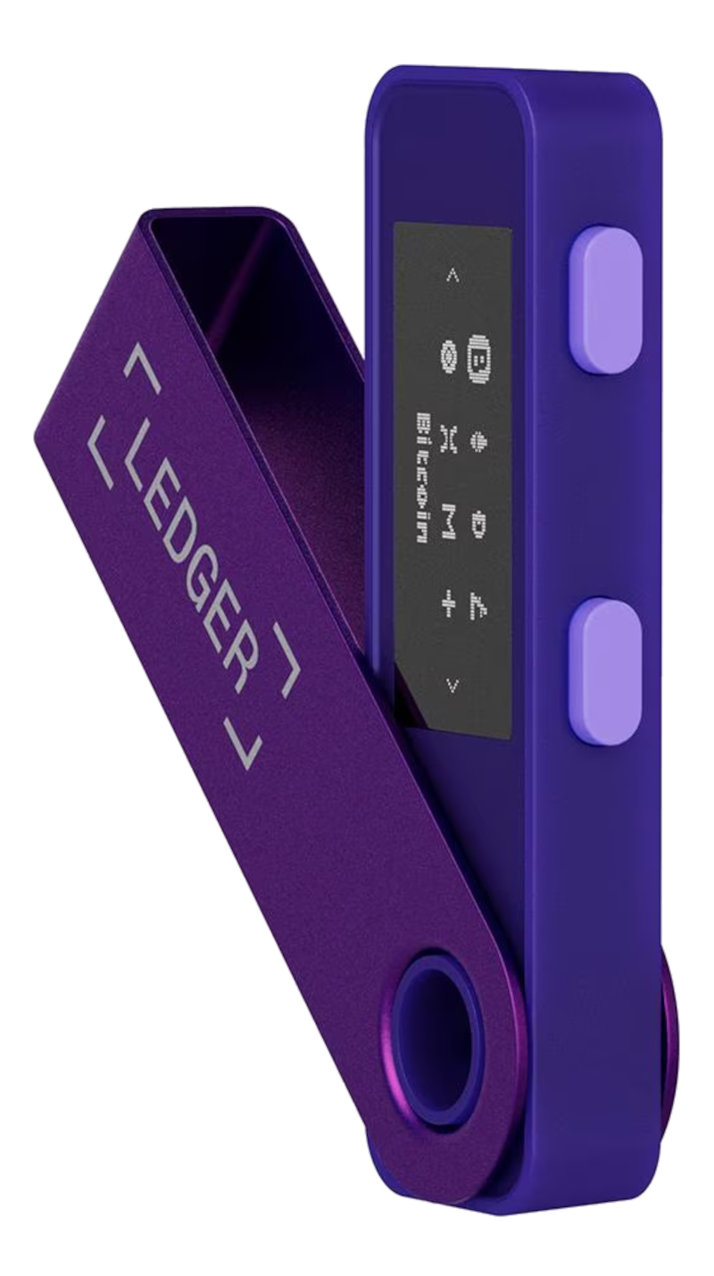 Ein lila Ledger Nano S Hardware-Wallet. Der Bildschirm zeigt Bitcoin-Informationen an. Zwei lila Knöpfe befinden sich an der Seite. Das Ledger-Logo ist auf der Abdeckung.