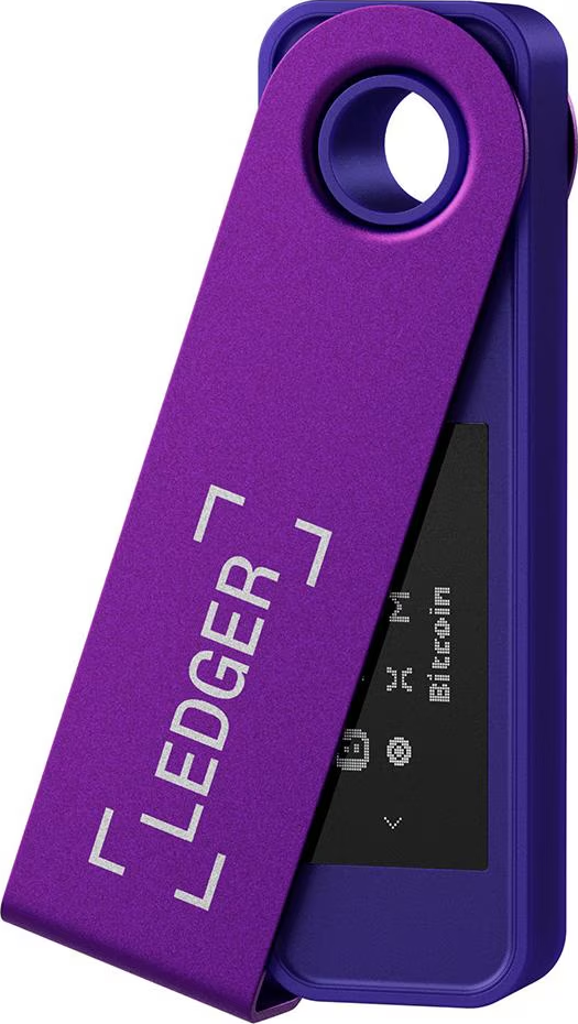 Ein lila Ledger Hardware Wallet. Oben befindet sich ein lila Drehgelenk, und der Bildschirm zeigt Bitcoin-Daten. Das Wort "LEDGER" ist sichtbar.