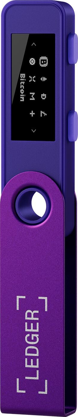 Lila Ledger Nano S Gerät. Der Bildschirm zeigt Bitcoin-Informationen. Hat Knöpfe und ein Schlüsselringloch. Die Marke ist sichtbar.