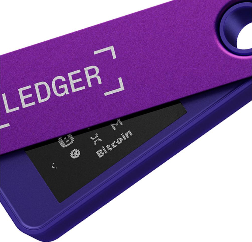 Ein Ledger-Hardware-Wallet für Kryptowährungen. Lila Oberseite mit 'LEDGER'-Text. Schwarzer Bildschirm mit Bitcoin. Blaues und lila Gehäuse.