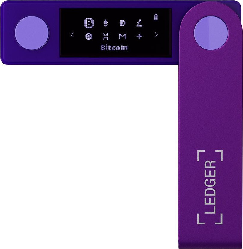 Ein lila Ledger Hardware-Wallet. Es hat einen kleinen Bildschirm, der Bitcoin und verschiedene Symbole anzeigt. Die Brieftasche hat zwei lila Knöpfe.