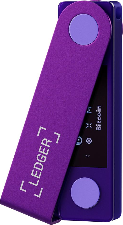 Ein lila Ledger Nano X Hardware-Wallet ist geöffnet. Der Bildschirm zeigt 'Bitcoin'. Das Gerät ist lila und hat einen Knopf.