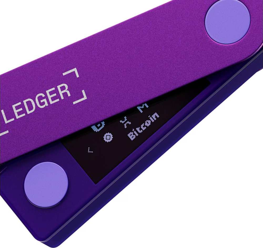 Ein lila Ledger-Hardware-Wallet ist geöffnet. Der Bildschirm zeigt 'Bitcoin'. Es gibt zwei lila Knöpfe und das Ledger-Logo.