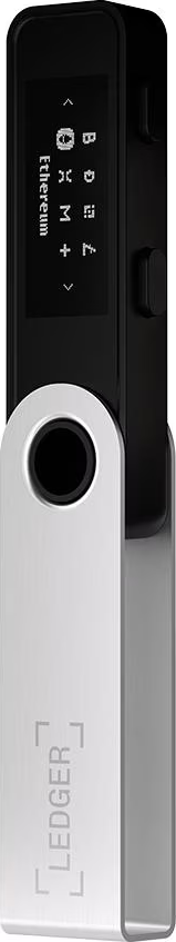 Ein Ledger Hardware Wallet. Es ist schwarz und silber. Der Bildschirm zeigt Kryptowährungssymbole. Das Ledger-Logo befindet sich unten.