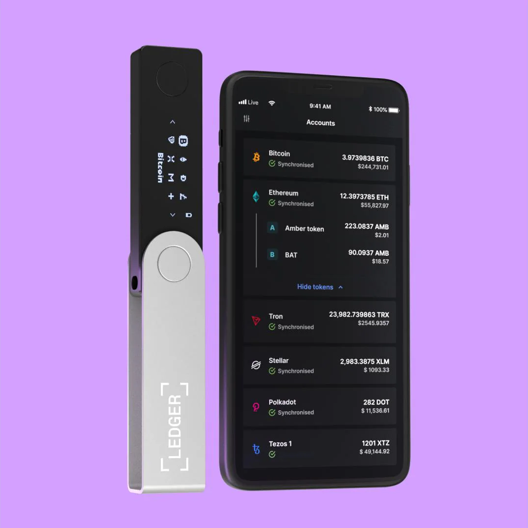 Wallet hardware Ledger e smartphone che mostrano i dettagli dell'account di criptovaluta su sfondo viola.