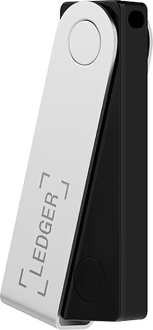 Un portafoglio hardware Ledger argentato e nero. La parte argentata ha la scritta 'LEDGER'. Un pulsante è visibile su entrambi i lati.