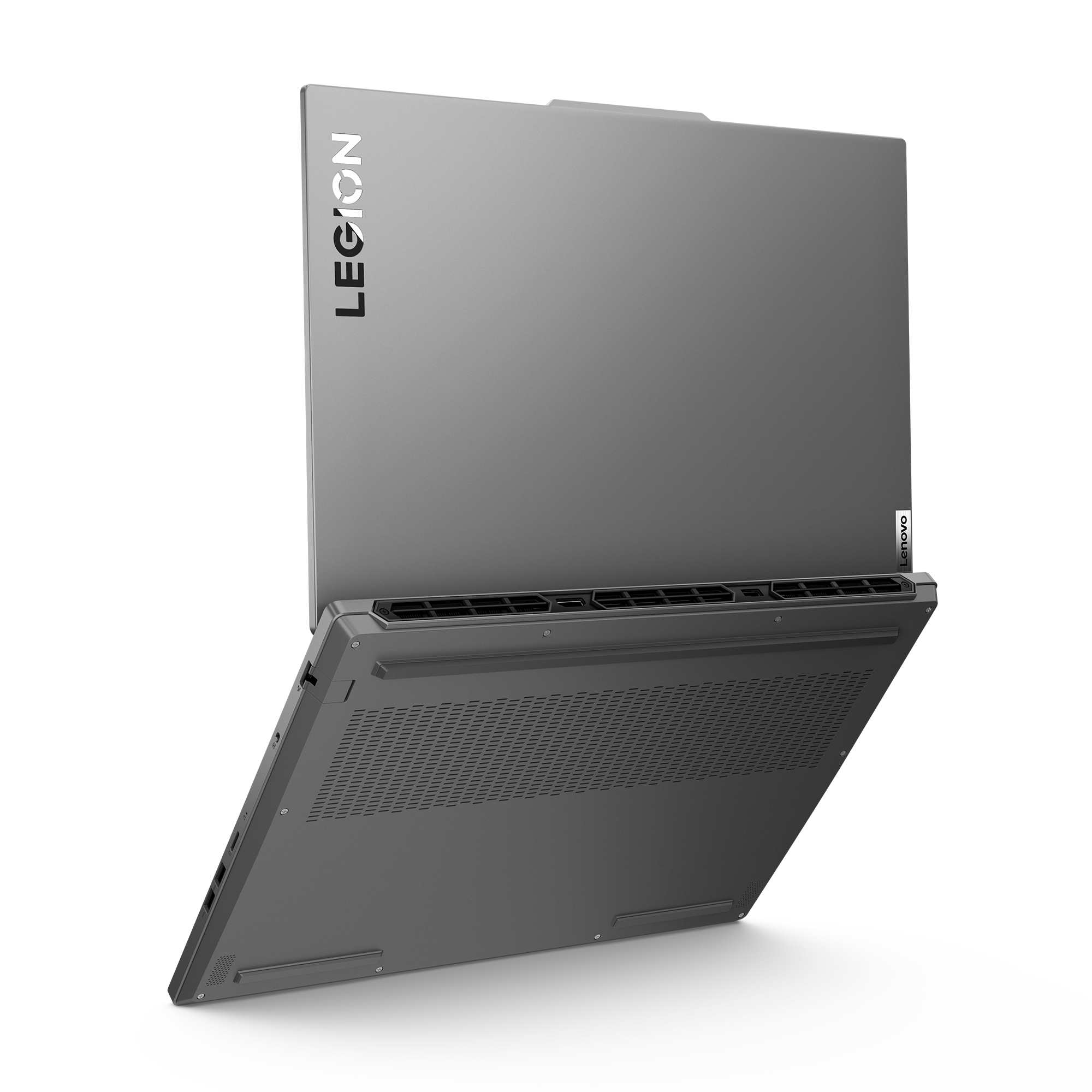 Grauer Lenovo Legion Laptop, oben geöffnet. Der Bildschirm ist nach oben geneigt. Das Legion-Logo ist auf dem Deckel sichtbar.
