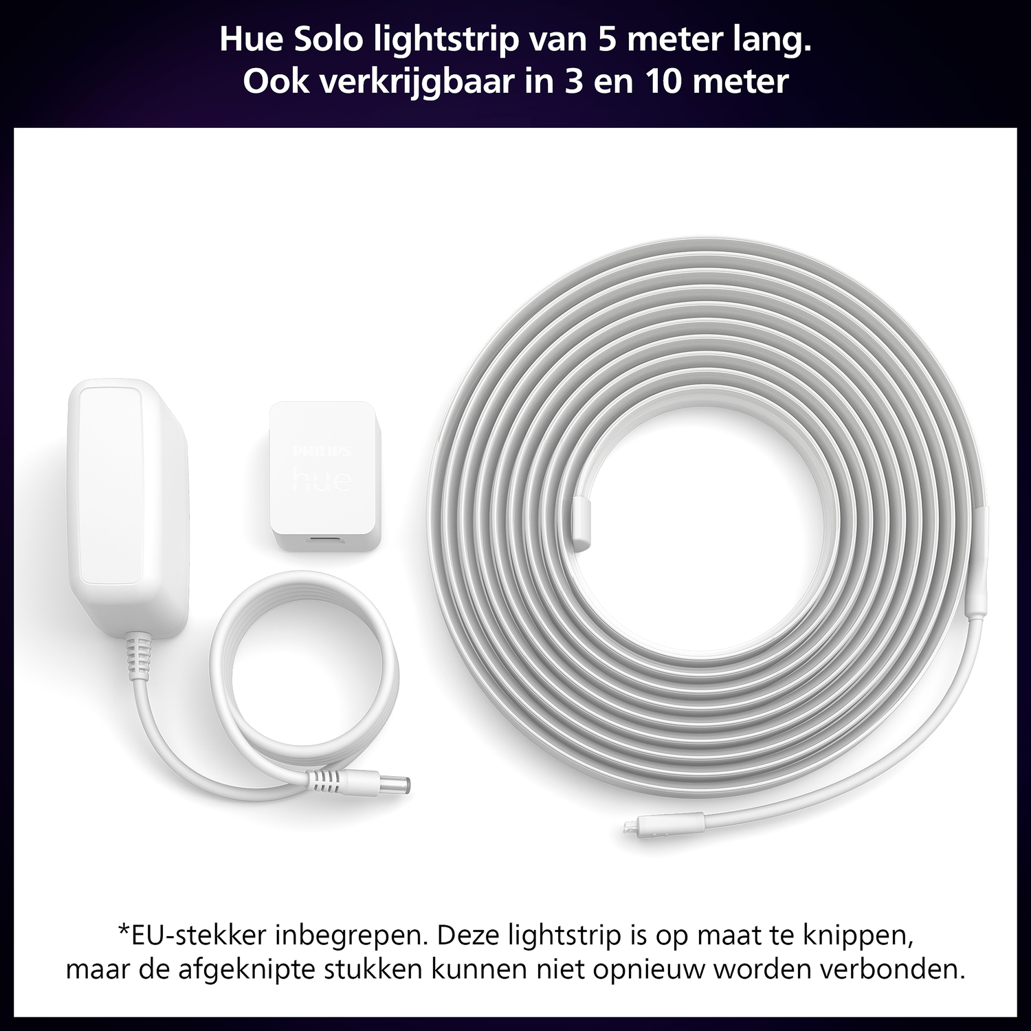 Witte lichtstrip-kit op een wit oppervlak, met voedingsadapter.