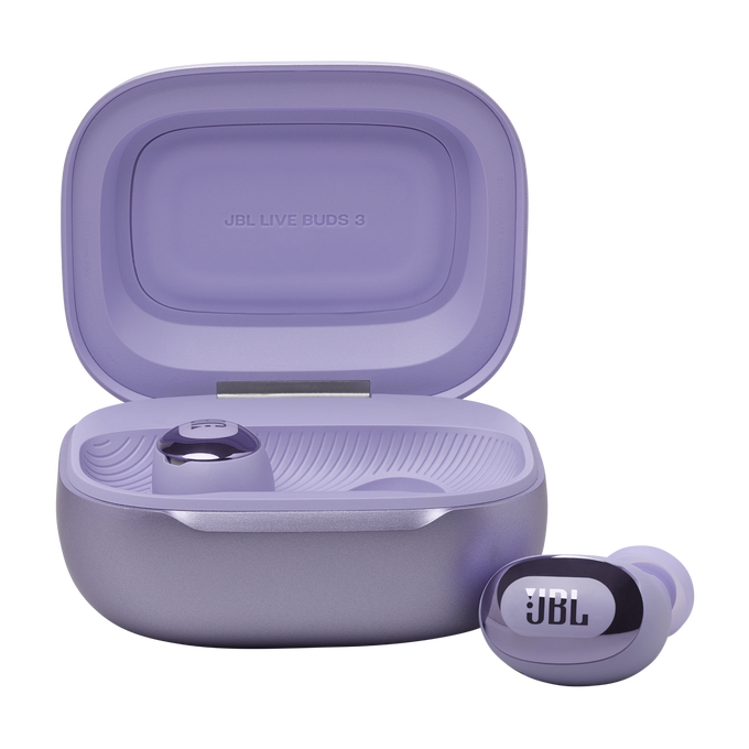 Un estuche morado JBL Live Buds 3, abierto para revelar los auriculares dentro y un auricular afuera.