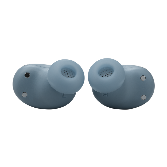 Dos auriculares azules con puntas grises. Están sobre una superficie negra.