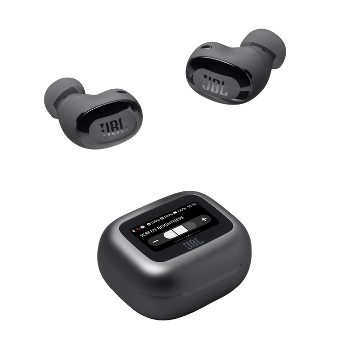 Tres auriculares JBL negros y un estuche de carga con pantalla. Fondo negro.