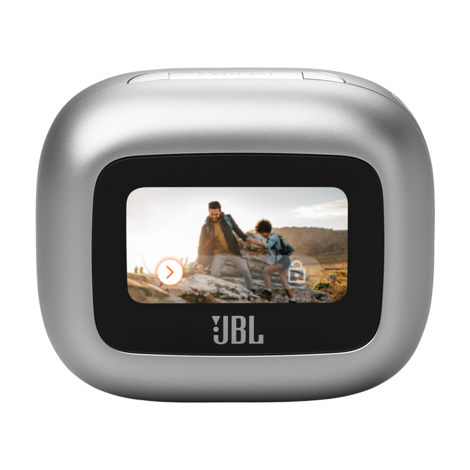 Una cámara JBL plateada con una pantalla que muestra a una pareja de senderismo. El logotipo de JBL está en la parte inferior.