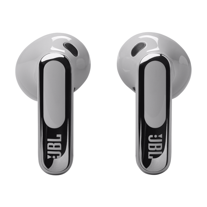 Dos auriculares JBL blancos con detalles plateados. Fondo negro.