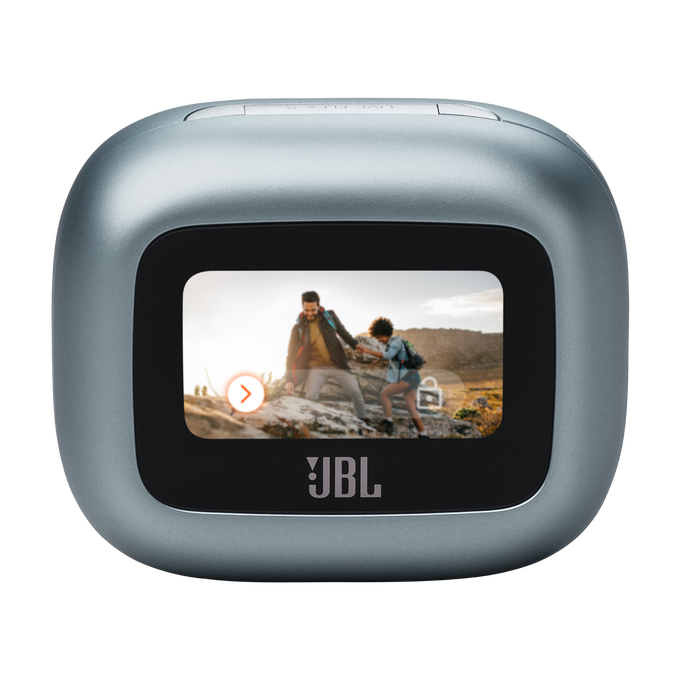 Una cámara JBL turquesa muestra a un hombre ayudando a una mujer a escalar una roca, más el logo JBL.