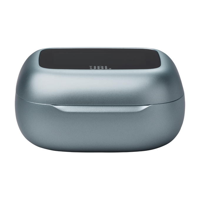 Un estuche de carga de auriculares cerrado, de forma ovalada. Es de color azul claro con el logotipo de JBL.