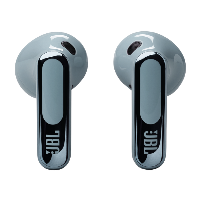 Dos auriculares JBL azul claro, con fondo negro. La marca es visible.