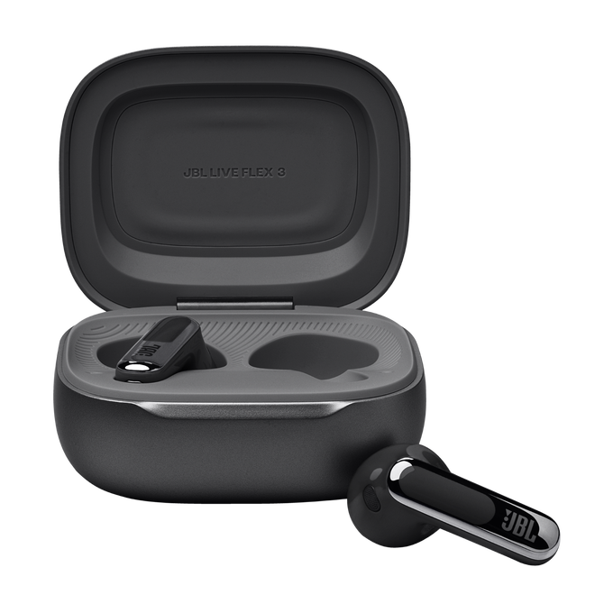 Auriculares JBL negros en un estuche de carga negro. El estuche está abierto.