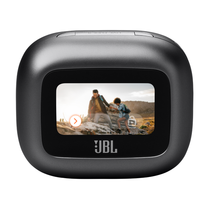 Un dispositivo de cámara JBL gris que muestra una pantalla de video con dos personas de senderismo y el logotipo de JBL.
