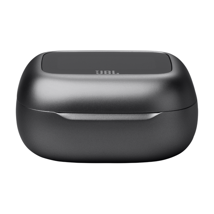 Un estuche de auriculares JBL gris oscuro cerrado sobre un fondo negro. La superficie superior es plana con el logotipo de JBL.