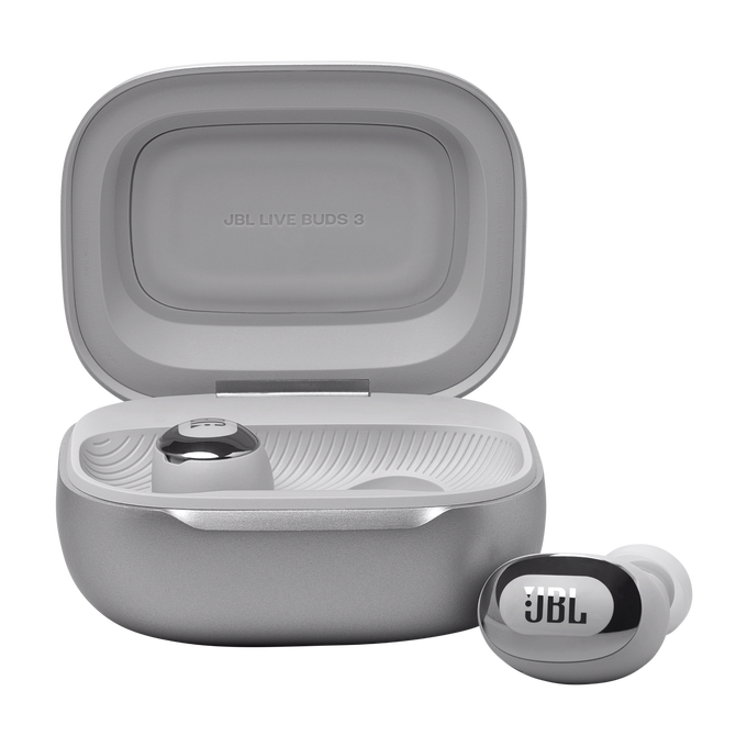 Estuche de carga gris JBL Live Buds 3 abierto con un auricular dentro y otro fuera.