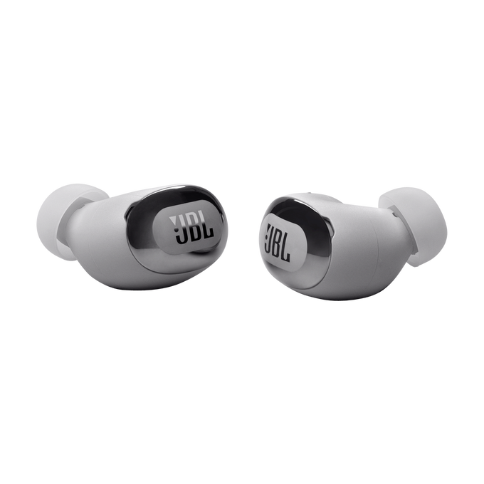 Dos auriculares JBL grises, cada uno con el logotipo de JBL, sobre un fondo negro.