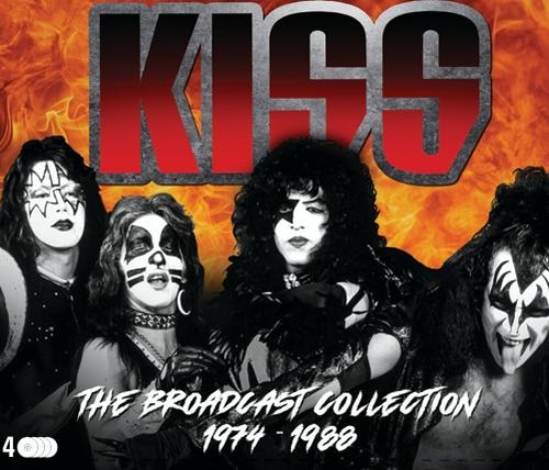 Pochette de l'album du groupe Kiss. Quatre membres avec maquillage facial, texte en gras et fond enflammé. Titre : The Broadcast Collection.